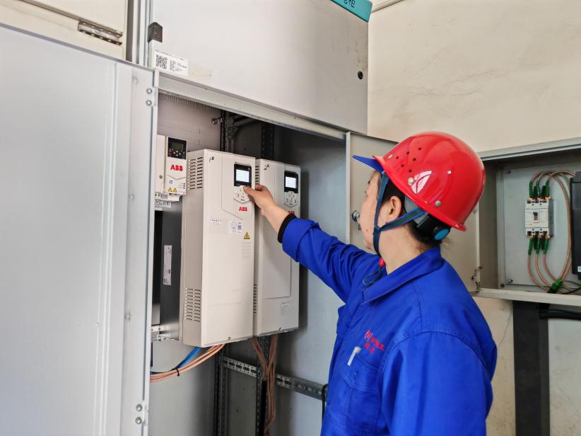 動力車間化水崗位人員正在調(diào)整設(shè)備參數(shù)